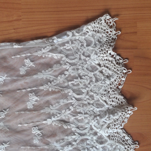 Sheer lace blouse - Picture 3 of 4